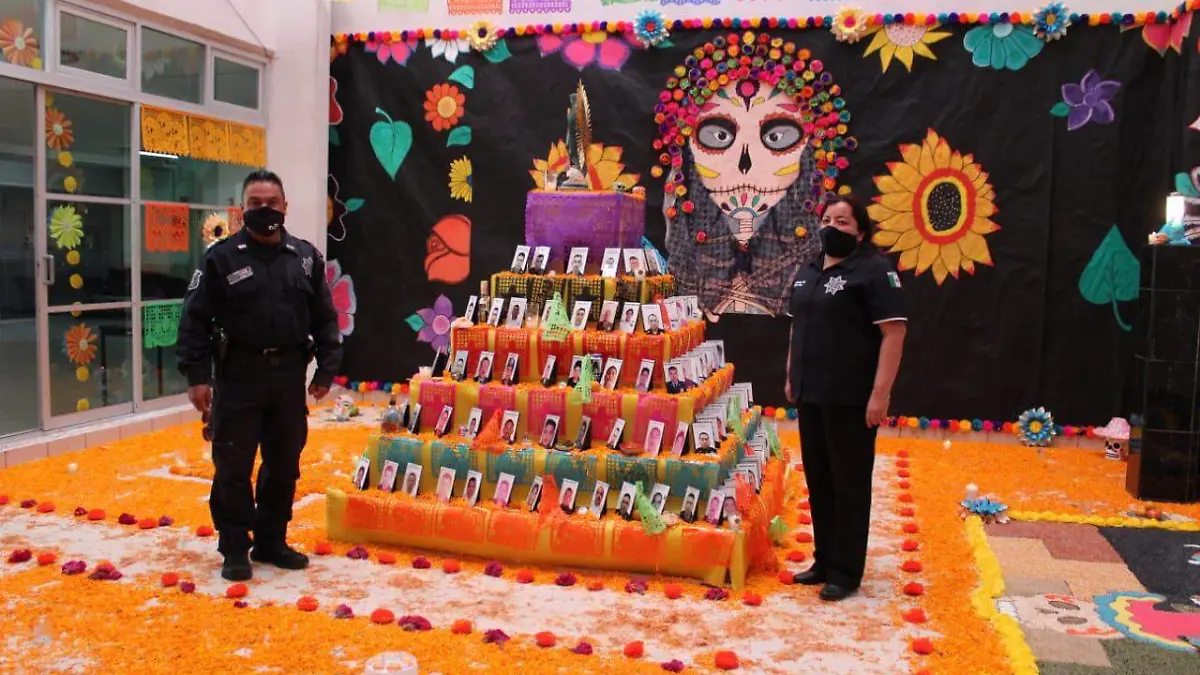 8elementos ponen su altar de muertos